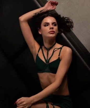 У меня широкий набор услуг, чтобы удовлетворить каждую твою фантазию. 💋 Нет ничего невозможного, когда ты рядом со мной. Со мной ты погрузишься в мир страсти и наслаждения. Только взгляни на мои фото, и они станут лучшим подтверждением моей красоты и соблазна. 📸 Мои клиенты отмечают мою внимательность, профессионализм и незабываемые моменты, проведенные со мной. 🌟 Я жду встречи с тобой, чтобы сделать каждую минуту в Москве запоминающейся! 💫✨ Александра